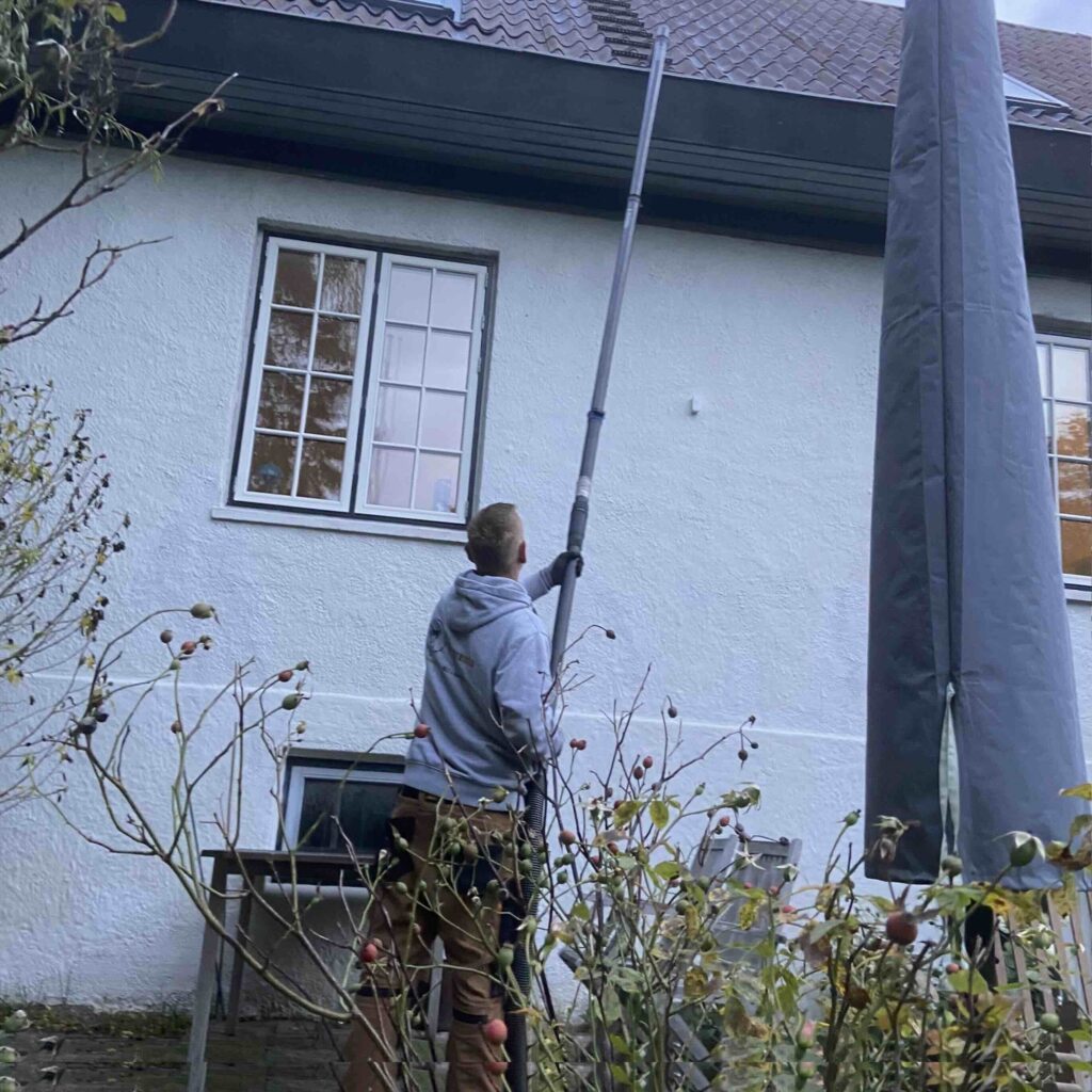 Tagrendesugning – effektiv og sikker rensning uden brug af stige