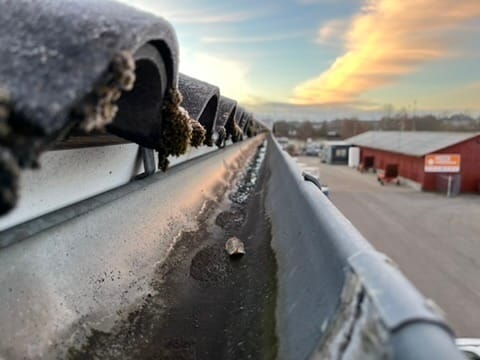 Hvordan højtryksspuling effektivt renser tage