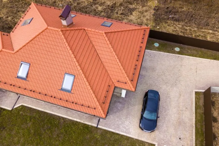 Hvordan renses tagrender effektivt på skoler?
