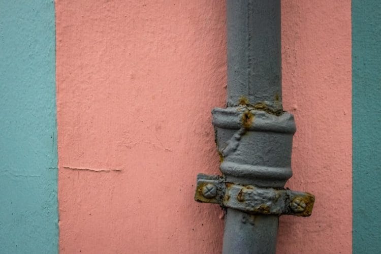 Hvordan forebygger man skader på flade tage?