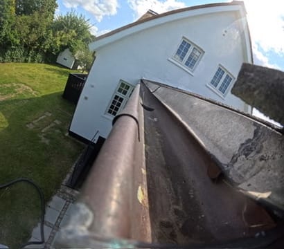 Rensning af tagrender i Ringe – vigtigt for både by- og landhuse