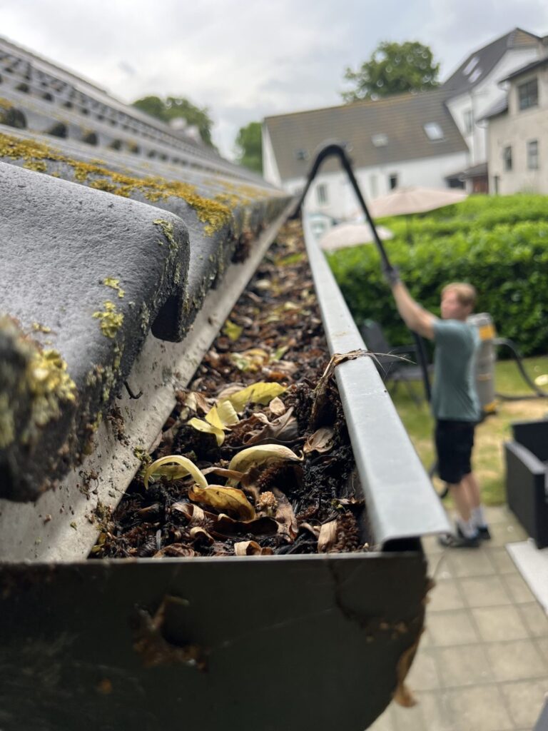 Montør fra Tagrendo renser tagrende med teleskop-sugeudstyr